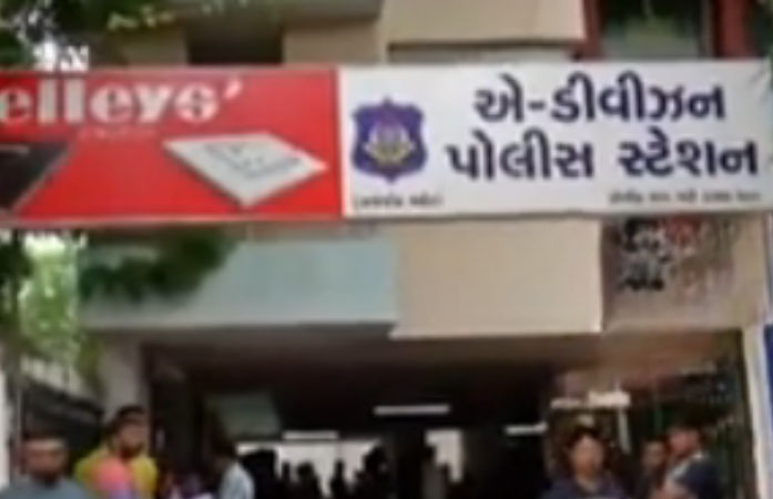 'અમારી દીકરીઓને ચોરીના ખોટા આરોપમાં મોરબી પોલીસે માર માર્યો', ત્રણ સગીરાના પરિવારજનોનો આક્ષેપ