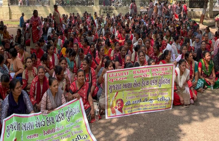 વેતન વધારાની માંગ સાથે આંગણવાડી મહિલા કાર્યકરોની રાજકોટમાં રેલી