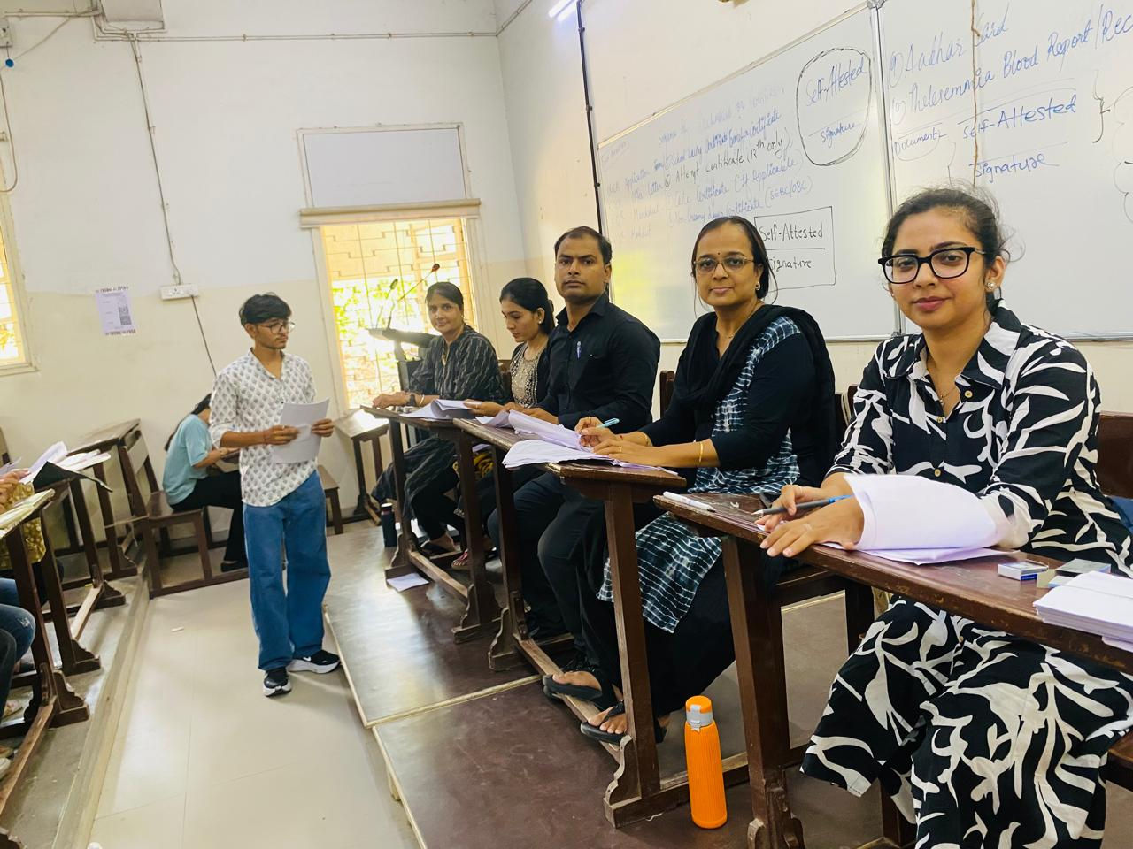 કોમર્સના ડીન પર હુમલાના વિરોધમાં  અધ્યાપકોએ કાળા કપડા પહેરીને ફરજ બજાવી