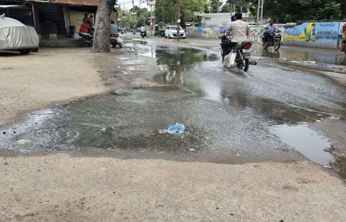 ધોળકા પાલિકા નજીક સંતોકબા હોસ્પિટલ સામે ગટરના દૂષિત પાણી ફરી વળ્યા