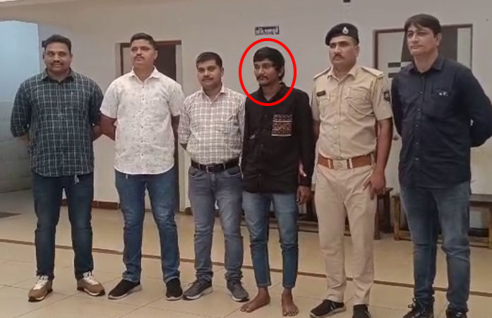 અમદાવાદ: ખોખરામાં લૂંટના ઈરાદે વૃદ્ધાની હત્યાનો ભેદ ઉકેલાયો, પાડોશીએ જ ગળું દબાવી મોતને ઘાટ ઉતાર્યા