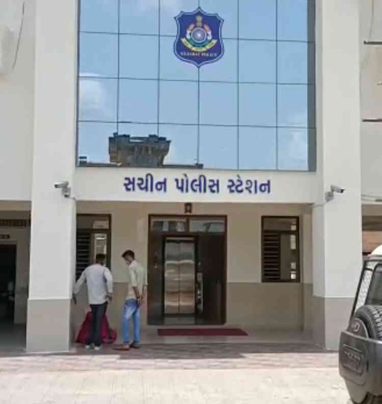 સચિનમાં ચોરને લાઇટના પોલ સાથે બાંધી ફટકા વડે મરાતા મોત