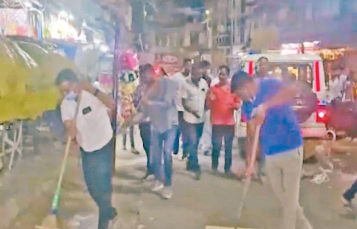 ડાકોર પાલિકાના ચૂંટાયેલા સભ્યોએ જાતે જ સફાઈ કરવાનો વારો આવ્યો