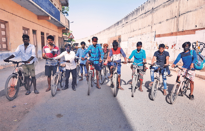 ગાંધીધામથી સાયકલ ઉપર નીકળેલા અગીયાર શ્રમિકો ભુખ્યાપેટે 3 દિવસે ભીલડી પહોંચ્યા