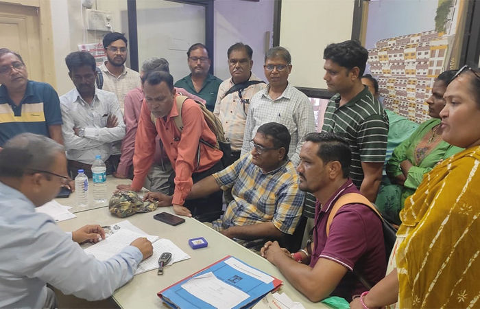 મકાનોમાં તિરાડો પડતા રહીશોની એફોર્ડેબલ હાઉસિંગ વિભાગને રજૂઆત