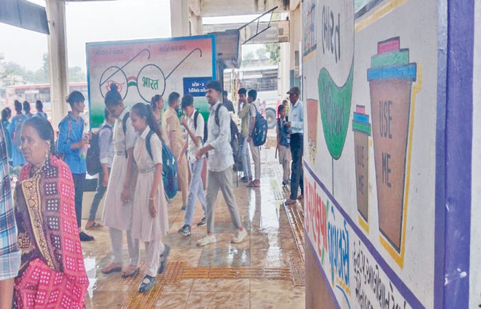 કપડવંજના એસટી બસ સ્ટેન્ડમાં છત પરથી પાણી પડતાં હેરાનગતિ