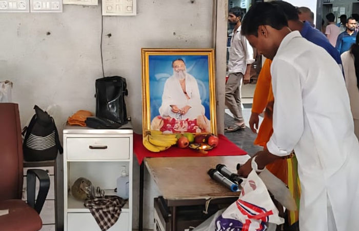 સુરતની સિવિલ હૉસ્પિટલ ફરી વિવાદમાં, આસારામના ફોટા સાથે આરતી કરતાં વિવાદ