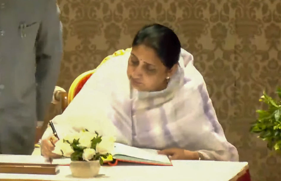Sunetra Pawar takes oath as Maharashtra's first deputy CM