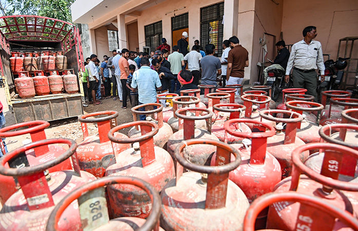 LPG સંકટને ટાળવા સરકારે કરી પ્લાનિંગ, ખરીદીની નીતિમાં ફેરફાર, જાણો ક્યાં સુધી રાહત મળી શકશે