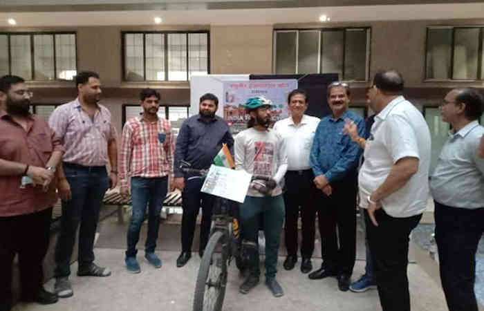 રક્તદાન અને વૃક્ષારોપણનો સંદેશ આપવા પશ્ચિમ બંગાળનો યુવક સાઇકલ પર 6363 કિમીનું અંતર કાપીને સુરત પહોંચ્યો