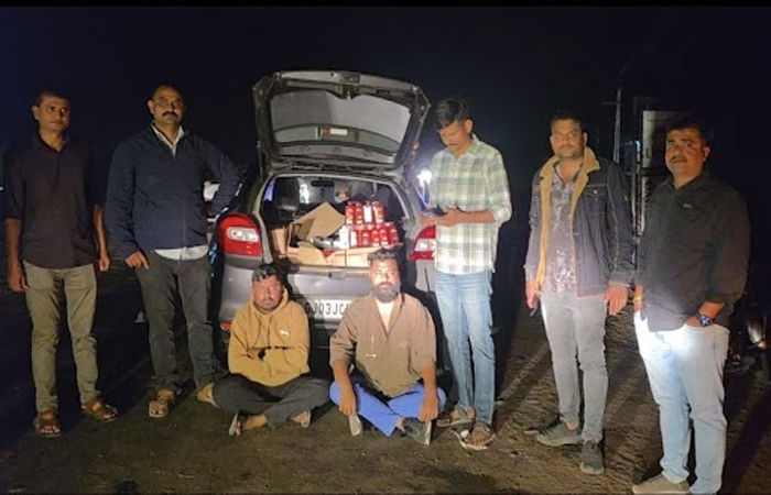 જામનગરના માર્કેટ યાર્ડ રોડ પર મોડી રાતે કારમાં ઈંગ્લિશ દારૂની હેરાફેરી પકડાઈ : 1824 નંગ ઈંગ્લિશ દારૂની બોટલોનો સાથે બે આરોપીઓની અટકાયત