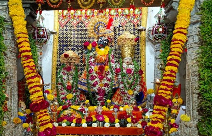 ધોરાજીના સુપેડીમાં આવેલા મુરલીમનોહર મંદિરમાં લલિત ત્રિભંગી મુદ્રામાં બિરાજતાં ભગવાન શ્રીકૃષ્ણ
