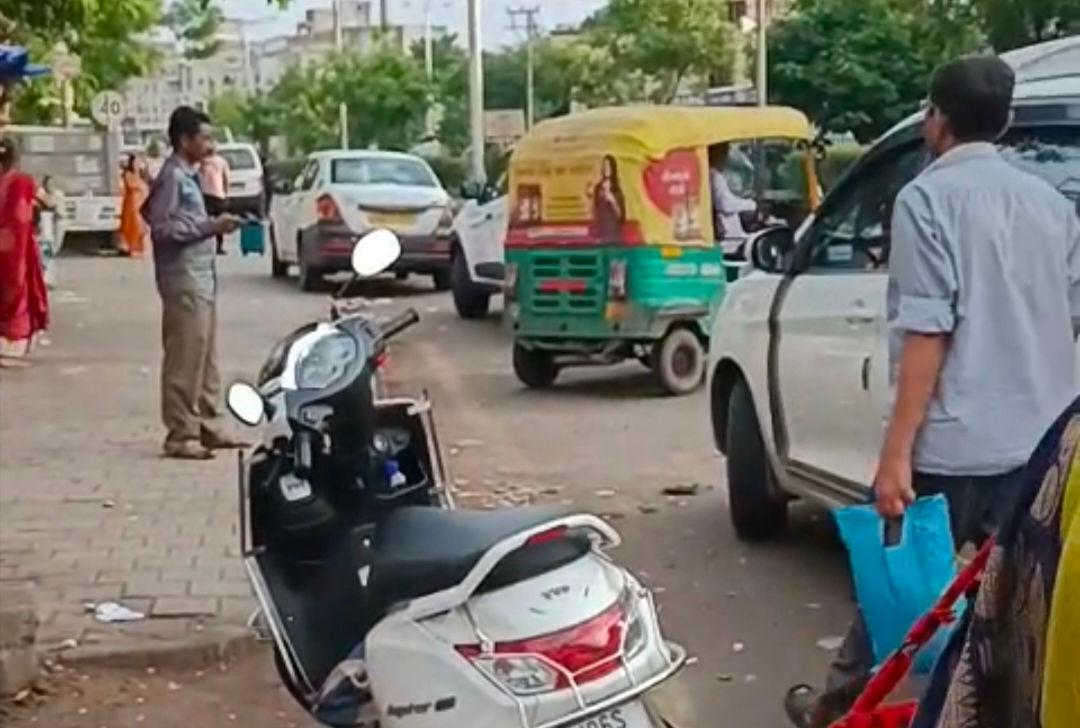 અમિતનગર સર્કલ  પાસે ખાનગી વાહનોનો ફરી કબજોઃમુસાફરો બેસાડતાે કાર ચાલક PI ને ટક્કર મારી ફરાર