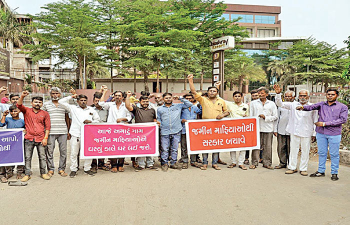 ગ્રામજનોએ ભુમાફિયાઓ સામે સખત કાર્યવાહી કરવા કલેક્ટરને આવેદનપત્ર આપ્યું