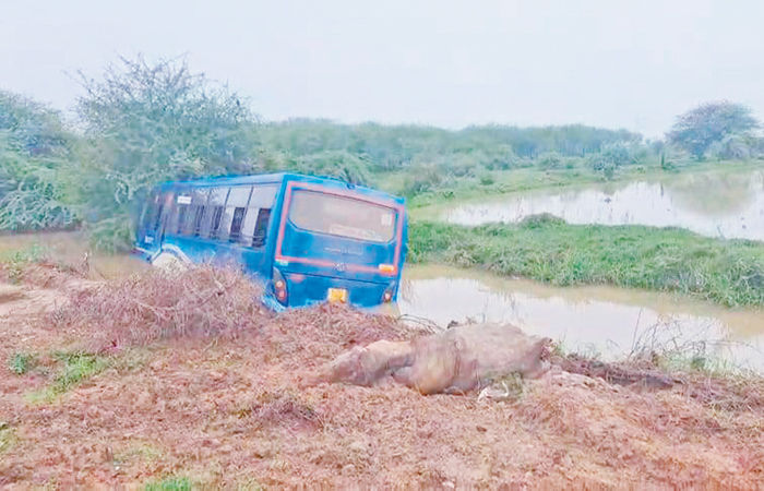 ખંભાત- દેહડા- ઝીણજ રોડ પર એસટી બસ કાંસમાં ઉતરી ગઈ