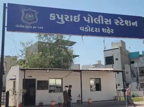 નશાની હાલતમાં બે શખ્સોએ વેપારીના મોપેડને નુકસાન પહોંચાડ્યું