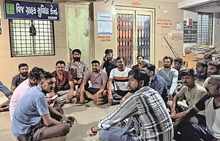 વીજ કંપનીની કચેરી પર પહોંચી લેકાવાડા ગામના રહેવાસીઓ ધરણા પર બેસી ગયાં