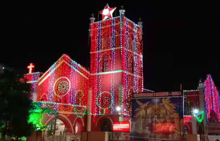 વડોદરાના વિવિધ વિસ્તારોના ચર્ચમાં પ્રભુ ઈસુ ખ્રિસ્તના જન્મ દિનની ઉજવણી નિમિત્તે વિશ્વ શાંતિ માટે પ્રાર્થનાઓ યોજાઈ