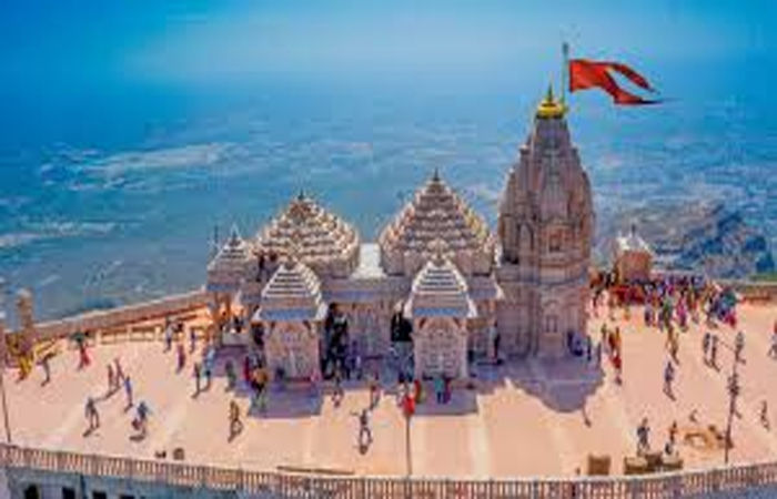 પાવાગઢ ડુંગર ઉપર મા કાલિકાના દર્શને અડધો લાખ માઇભક્તો આવ્યાં