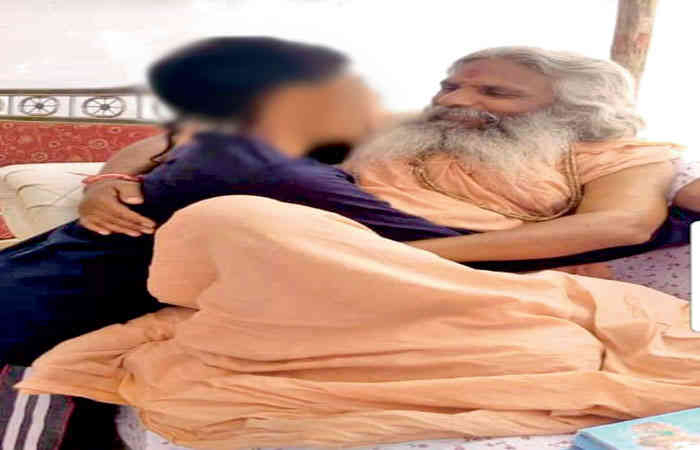 વડતાલ મંદિરના ઘનશ્યામ શાસ્ત્રીને પદ પરથી હટાવી 2 વર્ષ માટે ભૂગર્ભમાં ધકેલ્યાની ચર્ચા