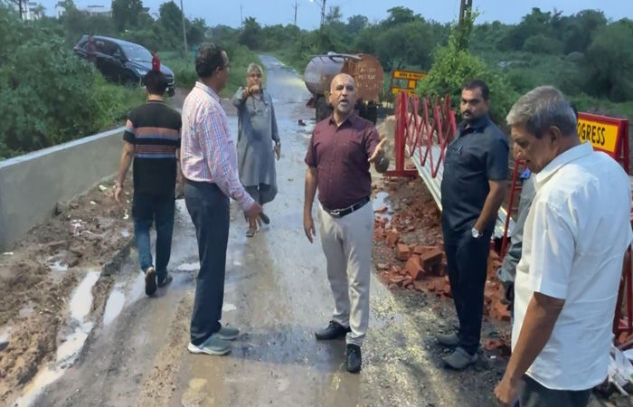 કોટેશ્વર- વડસરને જોડતા રસ્તાની કામગીરીમાં નિષ્કાળજી મામલે બે ઈજનેરને  નોટીસ
