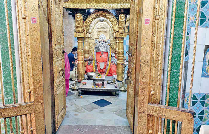 આણંદ જિલ્લામાં મંદિરોનાં દ્વાર ખુલતાં દર્શનઘેલા ભક્તો આનંદવિભોર બન્યા