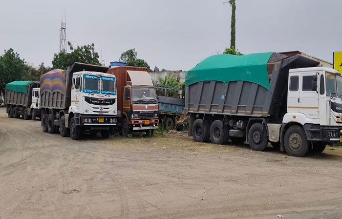 સાયલા હાઇવે પર ઓવરલોડ ભરેલા 5 ડમ્પર ઝડપાયા