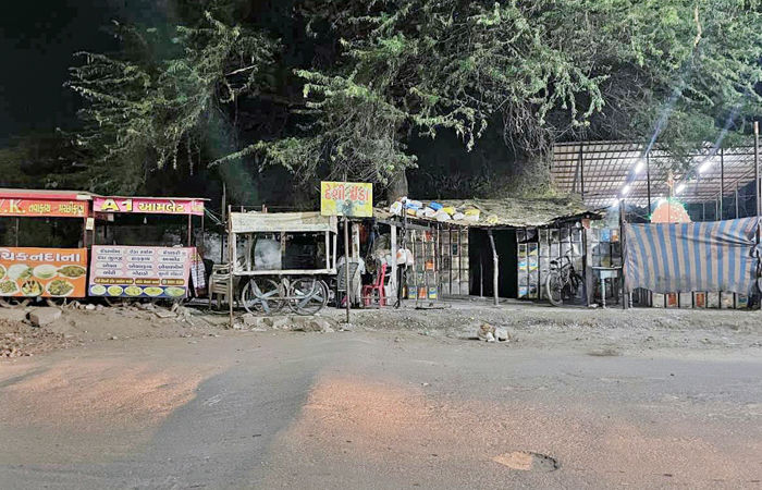 નડિયાદના મંજીપુરા ફાટક નજીક બળિયાદેવ મંદિર પાસે દબાણો, તંત્રના આંખ આડા કાન