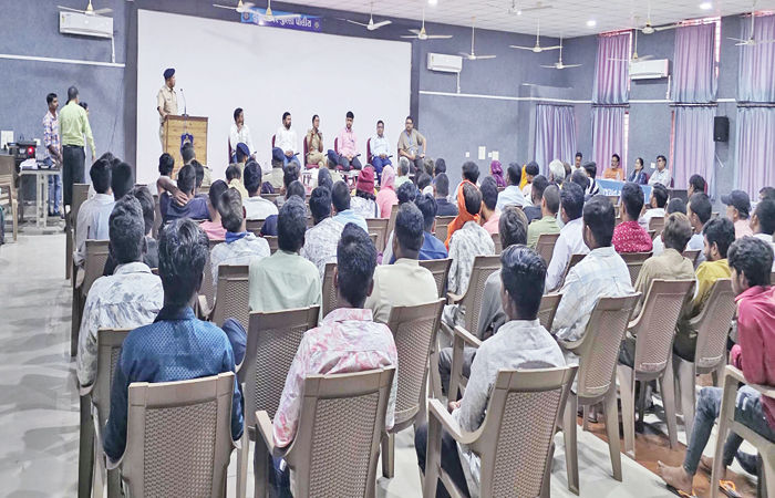 સુરેન્દ્રનગરમાં અરજી મેળામાં 100 થી વધુ અરજદારોની અરજીઓ કરી