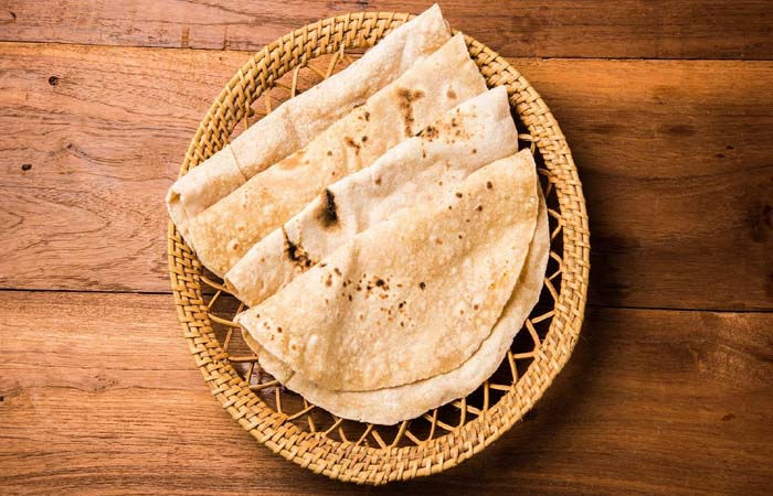 વાસ્તુ ટિપ્સ: પૈસાની તંગી દૂર કરવી છે? તો રોટલી બનાવતી વખતે ક્યારેય ન કરતા આ ભૂલ!