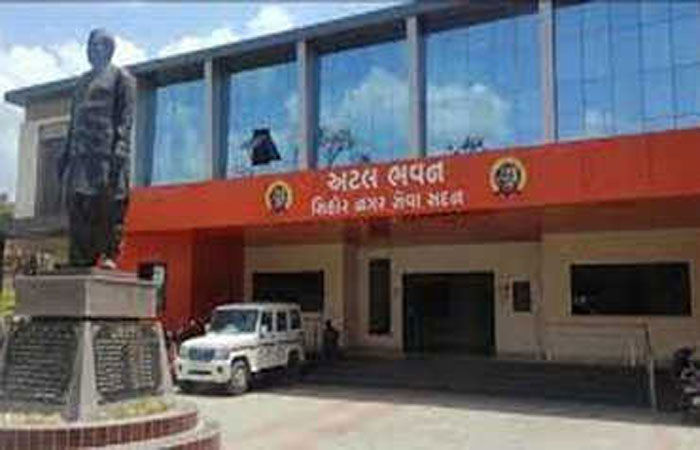 સિહોર ન.પા.ના સુપરવાઈઝરની બેદરકારીને લઈ ઉપયોગી 12 વાહનો બંધ હાલતમાં