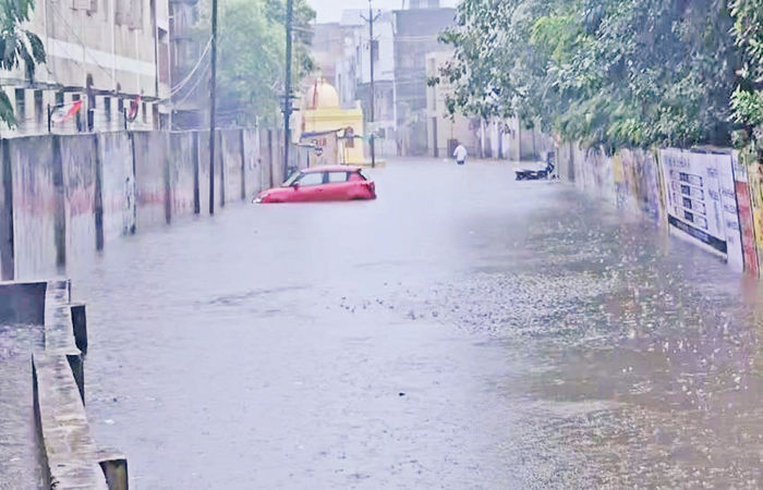 નડિયાદમાં બે કલાકમાં બે ઈંચ વરસાદઃ નીચાણવાળા વિસ્તારમાં પાણી ભરાયા