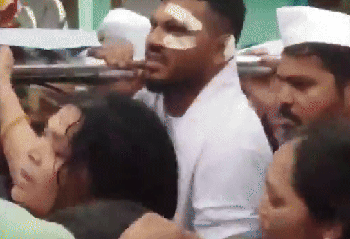 VIDEO: અમદાવાદ પ્લેન ક્રેશમાં જીવતો બચેલો વિશ્વાસ ઘરે પહોંચ્યો, ભાઈની અર્થીને કાંધ આપતા ભાવુક