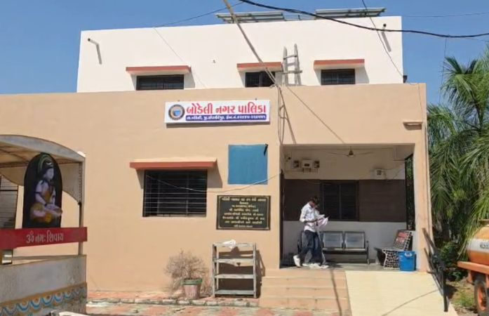 છોટા ઉદેપુર: સ્થાનિક સ્વરાજની ચૂંટણીનો જંગ જામશે, 2100થી વધુ EVM અને બેલેટ યુનિટની ચકાસણી પૂર્ણ