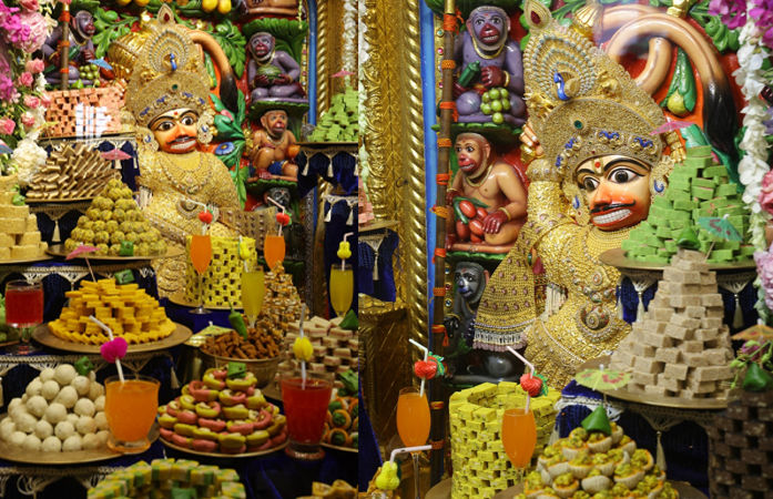 નૂતન વર્ષે શ્રીકષ્ટભંજનદેવને 8 કિલો સોનાના સુવર્ણ વાઘા, સિંહાસને ફૂલનો શણગાર,  છપ્પનભોગ અન્નકૂટ ધરાવાયો