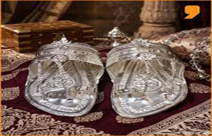 સસરાએ જમાઈને 4 લાખનાં ચાંદીનાં કોલ્હાપુર ચંપલ ગિફ્ટ કર્યાં