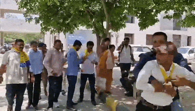 જામનગર: પેટ્રોલ-ડીઝલના ભાવવધારા મુદ્દે 'ચોકલેટ' વહેંચીને AAPનો અનોખો વિરોધ, કાર્યકરોની અટકાયત
