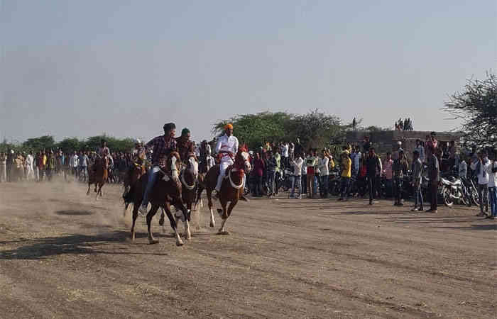 જામનગર તાલુકાના મસીતીયા ગામમાં ધુળેટીના દિવસે કમરૂદ્દીન સરકારનો ઉર્ષનો કાર્યક્રમ યોજાયો
