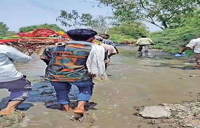 અમીપુરામાં રસ્તામા ગોઠણસમા પાણીમાંથી સ્મશાન યાત્રા કાઢવાની નોબત