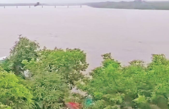 મહી નદીમાં 69,000 ક્યૂસેક પાણી છોડાતા આણંદ જિલ્લાના 26 ગામમાં રેડ એલર્ટ