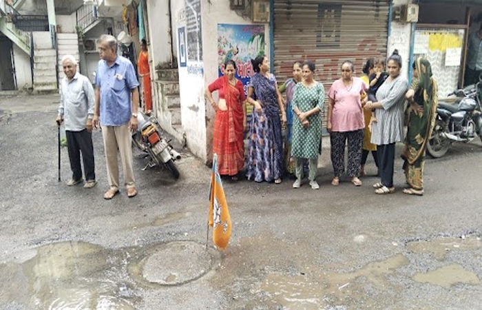 Residents put up BJP flag in drain water in protest