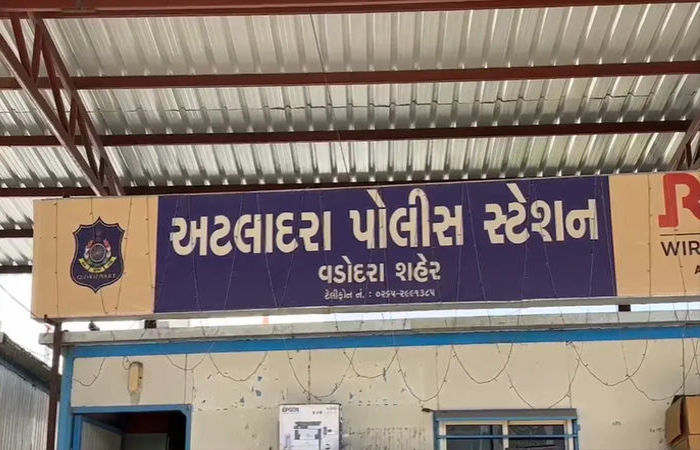 મારી પાસે લાયસન્સવાળી બંદૂક છે, પણ તને ચપ્પુથી મારી નાખીશ ..!! બિલ્ડર ધવલ ઠક્કરે પત્નીને ધમકી આપી