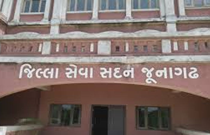 કલેક્ટર કચેરીમાં નાયબ મામલતદાર ચીટનીશ, મામલતદાર નાયબ ચીટનીશ !