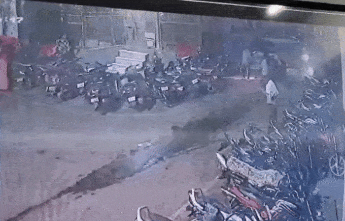 VIDEO : MPમાં દારૂડિયા સ્કૂલ વાન ડ્રાઈવરે ભયાનક અકસ્માત સર્જ્યો, 2 કાર, 20 બાઈકોને અડફેડે લીધી, અનેકને ઈજા