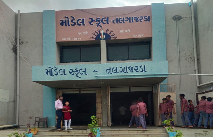 તલગાજરડા કોઝવે પાસે મોડેલ સ્કૂલના 36 છાત્ર ફસાયા : 4 કલાકની જહેમત બાદ રેસ્ક્યુ