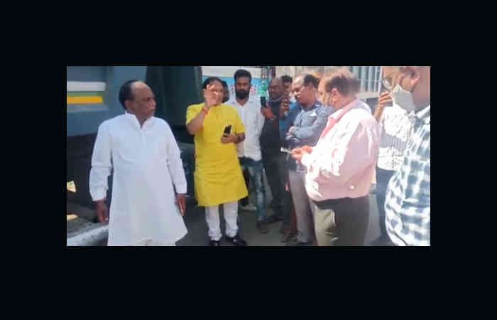 વડોદરા: કરજણ તાલુકાના અધિકારીઓ સાથે ભાજપ સાંસદ અને પૂર્વ ધારાસભ્યનું ઉદ્ધત વર્તન