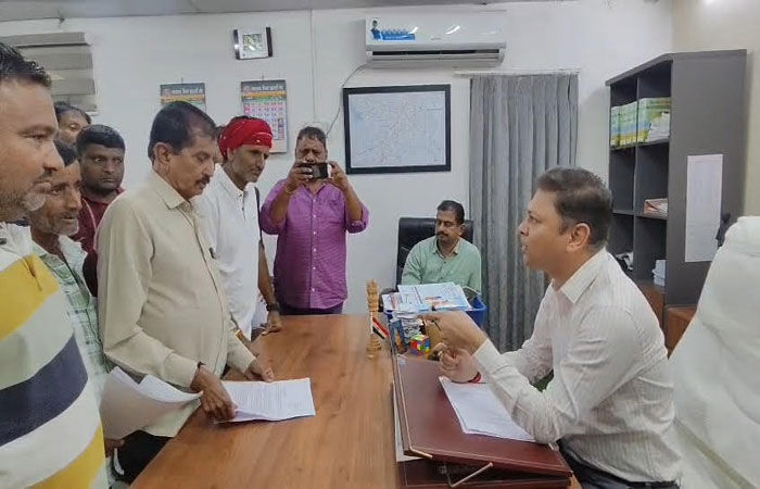 બાવળામાં મંજૂરી વગર વીજ પોલ નાખવા મુદ્દે ખેડૂતોનો હલ્લાબોલ