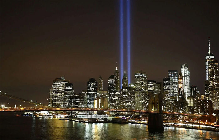 9/11ની 24મી વરસીએ 3,000થી વધુ દિવંગતોને અમેરિકાએ આપેલ 'પ્રકાશ અંજલિ'