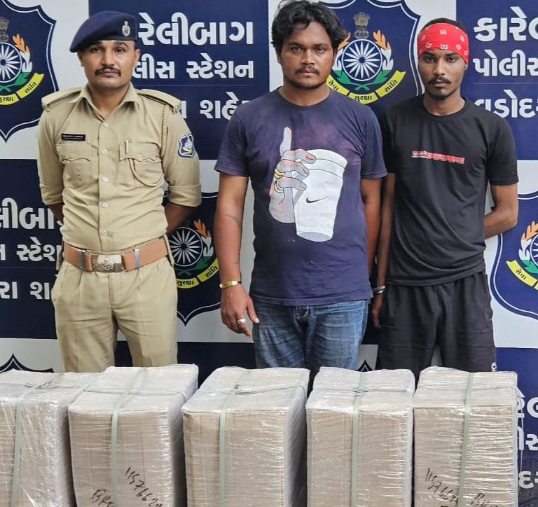 કારેલીબાગની ટ્રાન્સપોર્ટ ઓફિસમાંથી 3 લાખના દારૃની 1056 બોટલ મળી