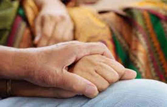 સુરત: વરાછામાં કારખાનામાં ઘુસી હાથ પકડી જબરજસ્તી કરનાર રોમિયોને યુવતીએ મેથીપાક આપ્યો